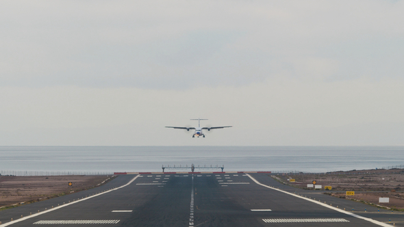 Airplane Flies to the Airport alt
