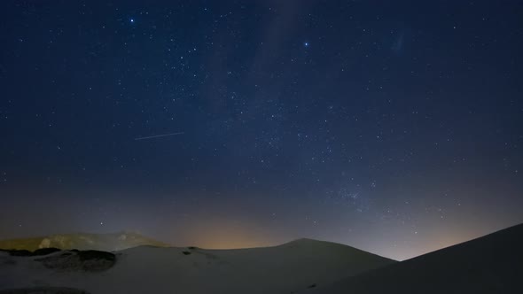 Time lapse 4K - Stars over the dunes,