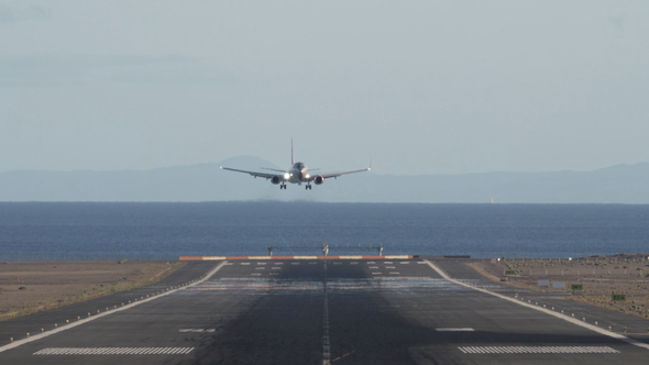 Aircraft Final Approach Over the Ocean and Landing alt