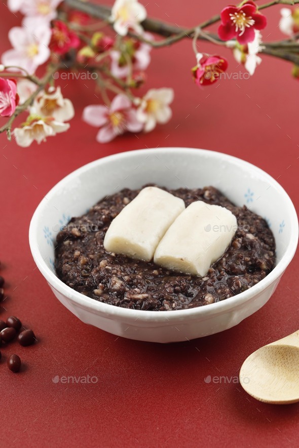 Oshiruko, Zenzai, Sweet Red Bean Soup with Rice Cake Stock Photo by ...