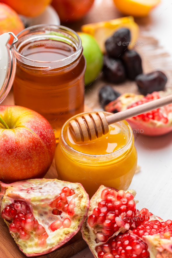 Apple and honey, traditional food of jewish New Year Rosh Hashana