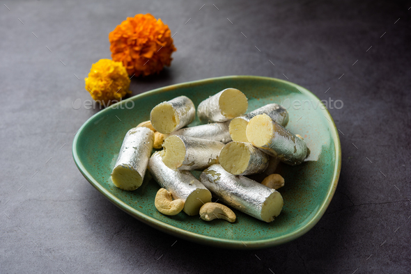 kaju roll mithai - um doce real tradicional feito de pó de caju e mawa