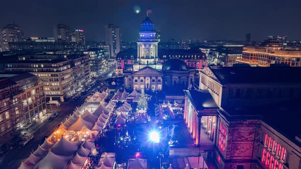 Night Time Lapse of christmas market at Gendarmenmarkt, Berlin, Germany alt