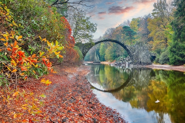 Astonishing autumn landscape in Azalea and Rhododendron Park Kromlau ...