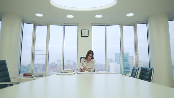 Timelapse. Young Woman Works with Documents in the Office. alt