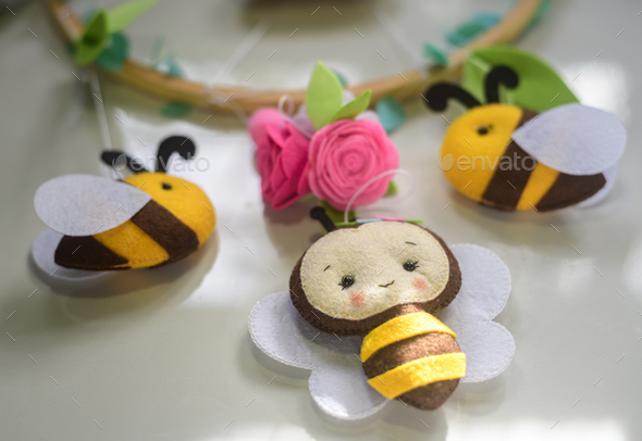 Cute bees and flowers handmade from felt material and plush with paddings.