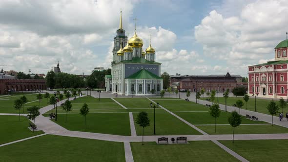 Kremlin Wall and Historical Building in the Center Of Tula, Russia. alt