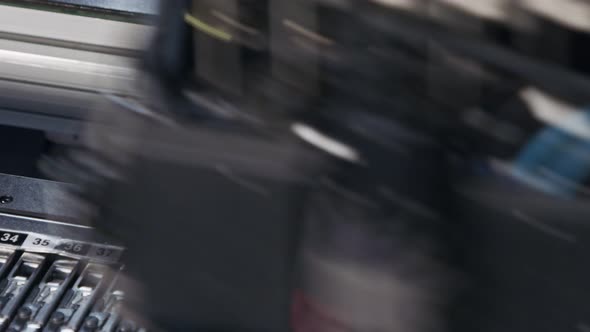 SMT machine places resistors, capacitors, transistors on circuit boards at high speed alt