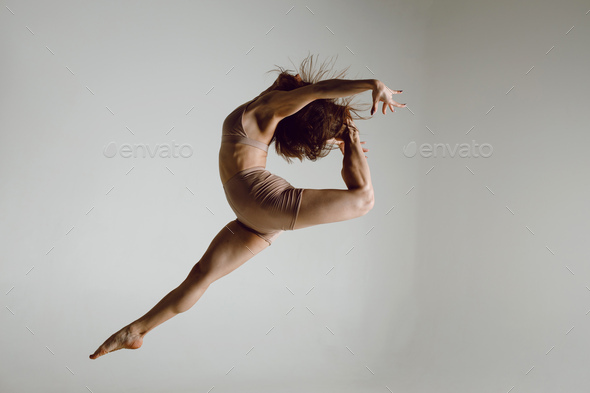 Young woman dancer dancing high heels dance.