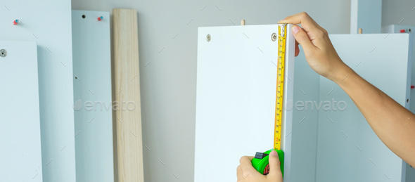 hand using tape measure for measuring