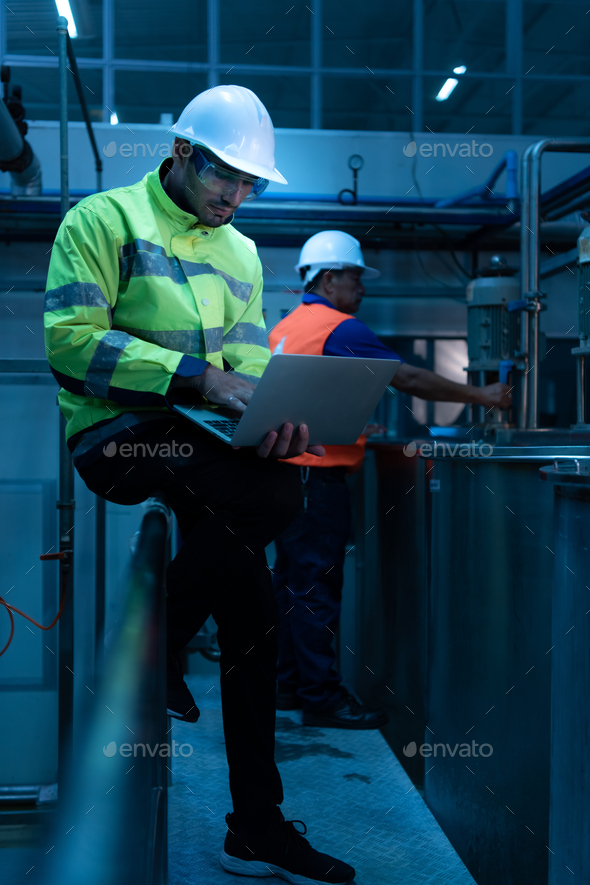 Chief Engineer of the Mechanical Plant Inspecting machine maintenance