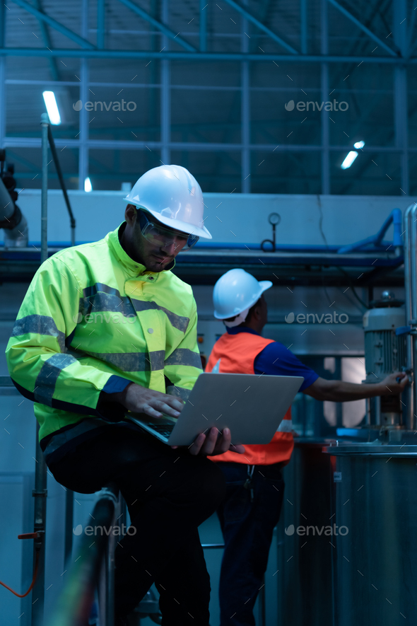 Chief Engineer of the Mechanical Plant Inspecting machine maintenance