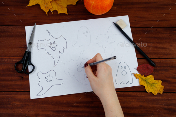 Halloween DIY. Step by step instructions on how to draw funny ghosts.