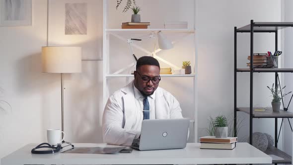 Working Doctor Medical Expertise Man Xray Phone alt