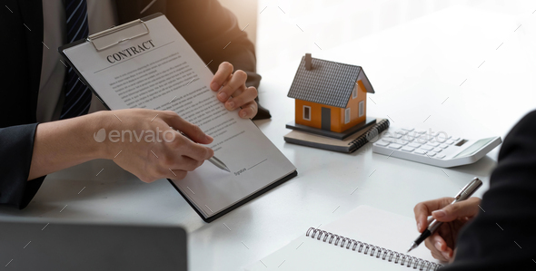 Business Signing a Contract Buy - sell house, Home for rent concept, broker agent presenting and - Stock Photo - Images
