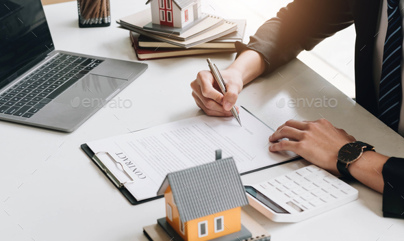 Business Signing a Contract Buy - sell house, Home for rent concept, broker agent presenting and - Stock Photo - Images