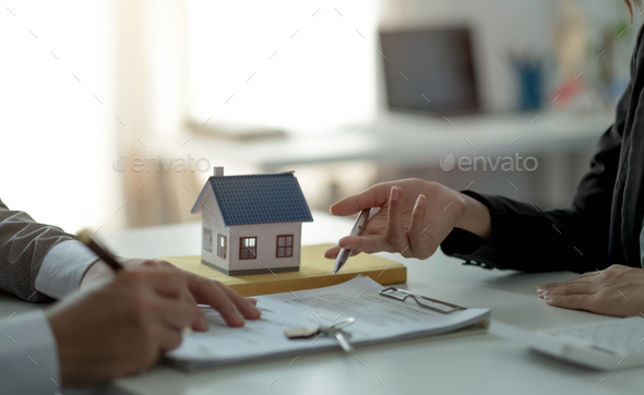 Real estate agent or sales manager has proposed terms and conditions to customers who sign house