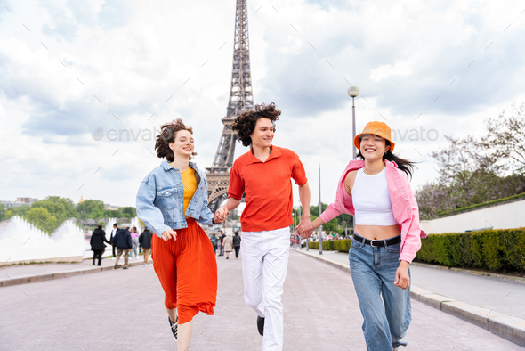 Group of young happy friends visiting Paris and Eiffel Tower Stock ...