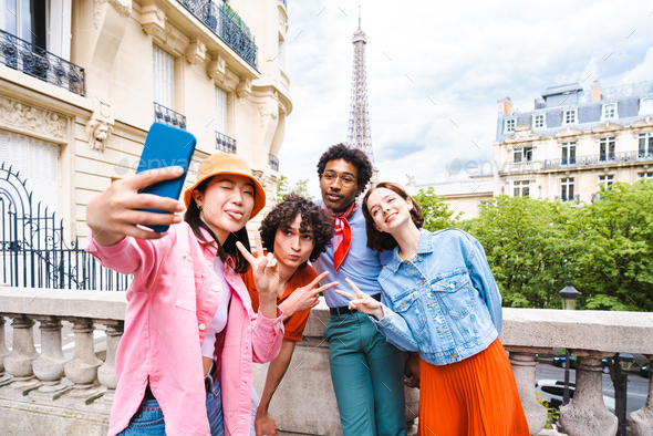 Group of young happy friends visiting Paris and Eiffel Tower Stock ...