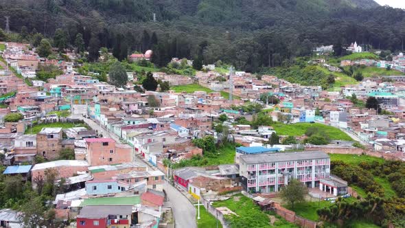 Vista Aérea Con Drone En Barrios Humildes De Colombia, Bogotá