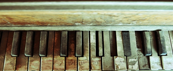 Staroe pilnoe pianino 590x242