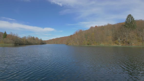 Lake and forested hills in Plitvice National Park alt