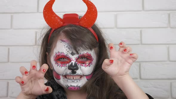 A child in the costume of the devil for Halloween. alt
