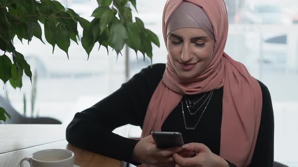 Mobile Leisure Chatting App Cafe Woman Smartphone alt