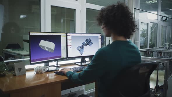 3D Designer Using Computer in Studio alt