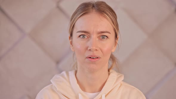 Caucasian Blogger Tell Funny Story alt