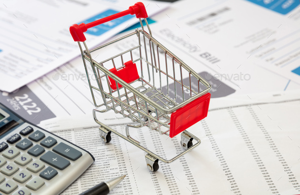 Shopping cart empty. Food and grocery cost, living cost calculation - Stock Photo - Images