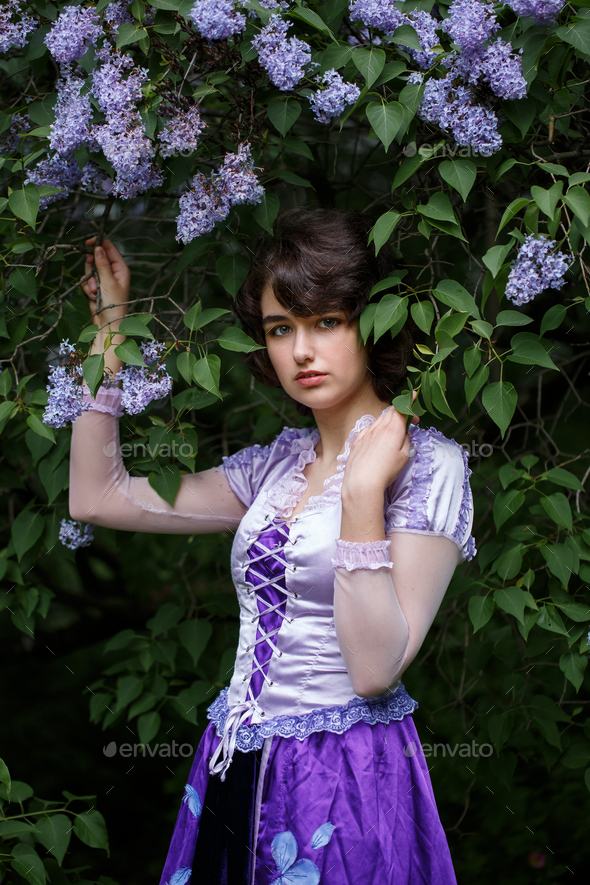 Lilac: Portrait of a Flowering Shrub