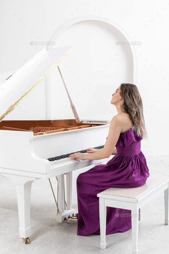 Mujer joven y elegante músicoMujer joven y elegante músico  