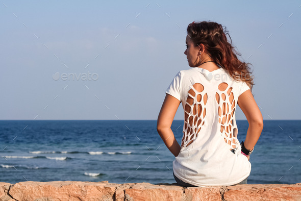 Young woman in a simple t-shirt from behind