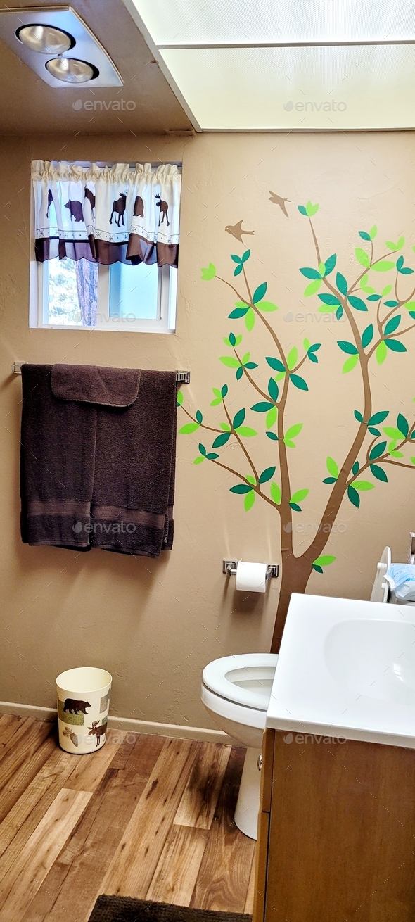 Home Improvements! Newly Refurbished Bathroom with Flooring, Paint
