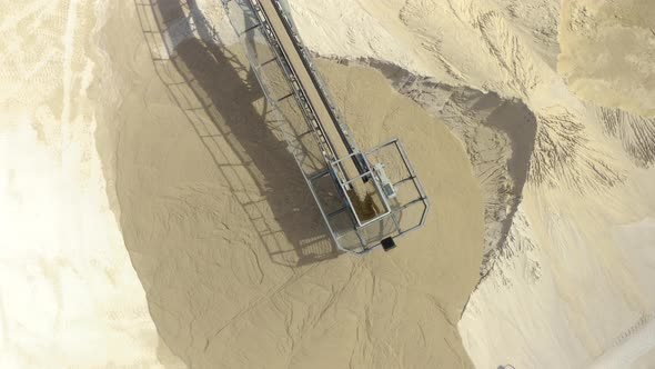 Transport of sand by conveyor belt.  alt