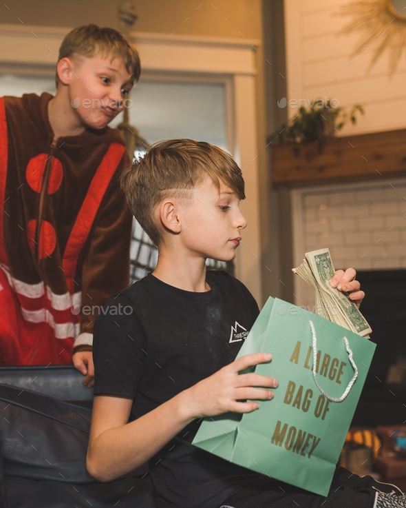 Child receives money for Christmas