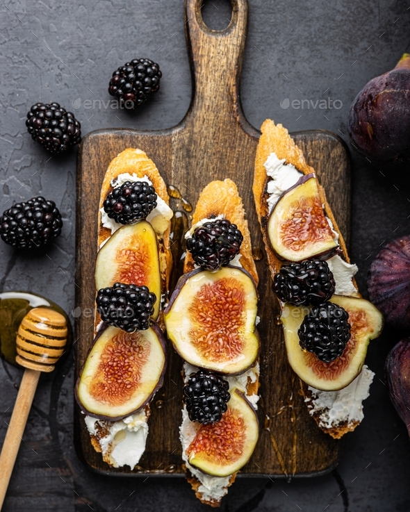Cream cheese, figs, blackberries, honey bruschettas