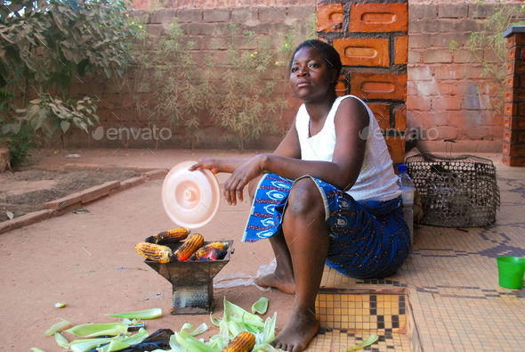 Preparing corn on the Street in africa - Burkina faso - streetfood - african lady