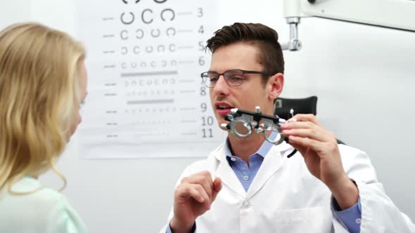 Optometrist discussing over messbrille with female patient alt