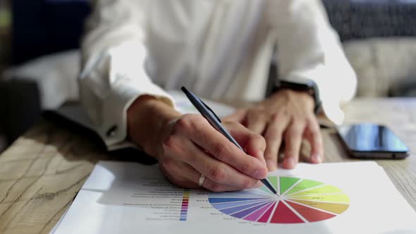 Businessman Analyze the Business Growth alt