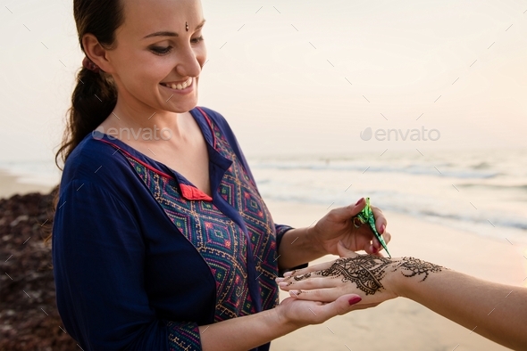 Applying Henna tattoo, Muni Ki Reti, sometimes known as Lakshman Jhula,  Rishikesh area, Tehri