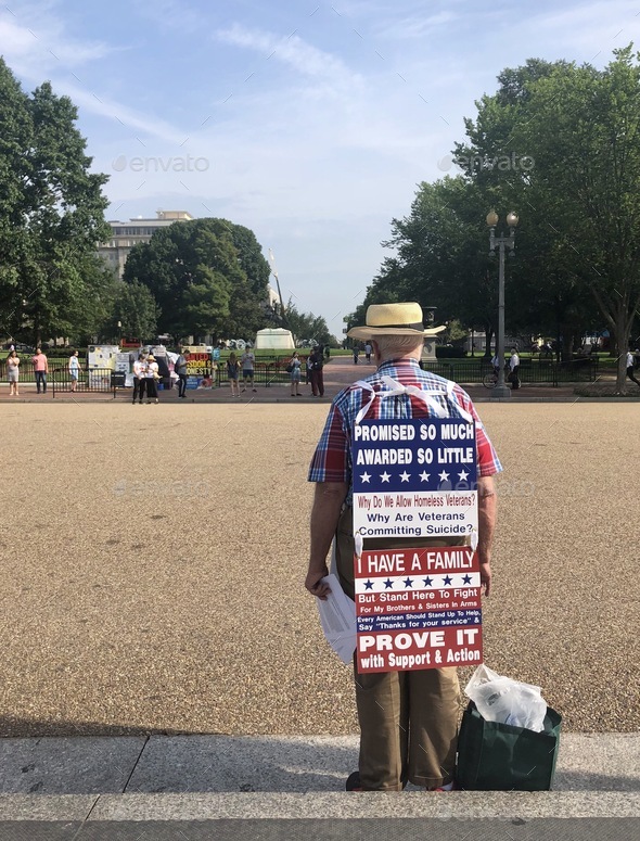 Senior Veteran protester wearing a sign in front of Withe House in support of his fellow veterans