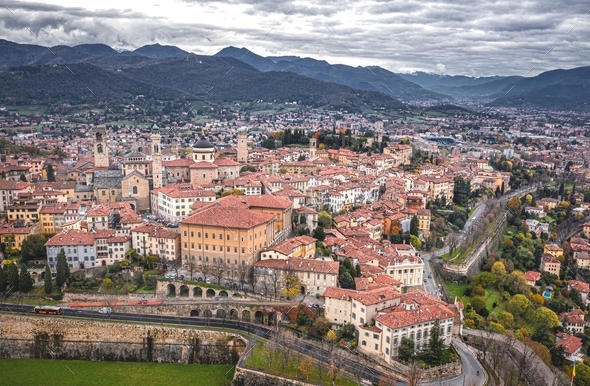 Vista aérea ciudad Bergamo Italia  - Stock Photo - Images