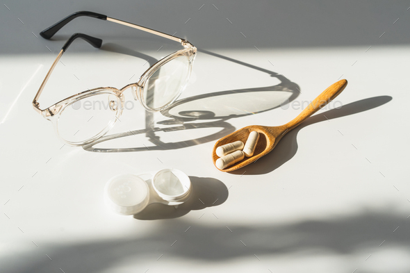 Ophthalmologist accessories for improving vision