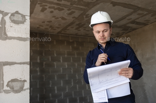 the chief engineer or fire safety specialist who inspects the construction site and discusses