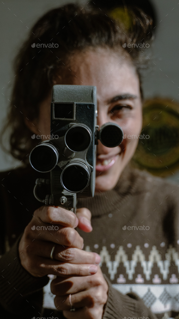 Mujer con cámara 8mm antigua  - Stock Photo - Images