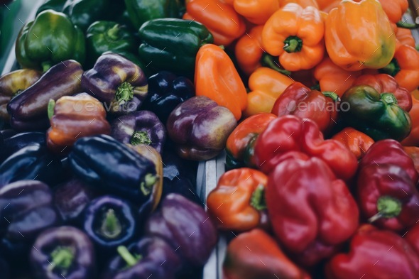 Colorful heirloom sweet bell peppers at a farmers market stand Stock ...