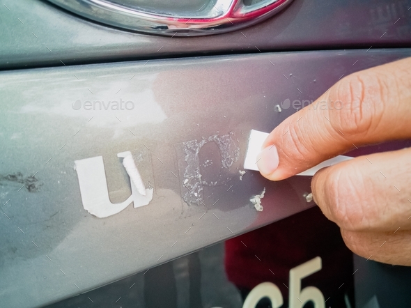 Remove the adhesive letter from the car body.