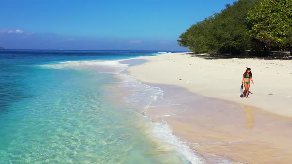 Ladies posing on paradise coast beach holiday by shallow lagoon with white sand background of Bali i alt